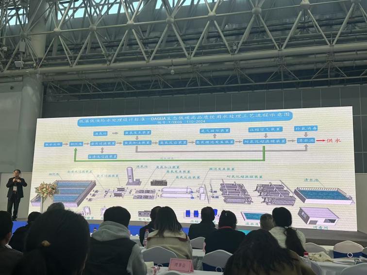 人们在看台上的人群  AI 生成的内容可能不正确。