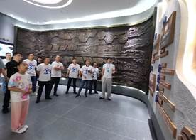 图片包含 室内, 人们, 女人, 站AI 生成的内容可能不正确。